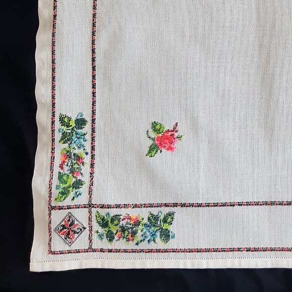 VTG Hand Embroidery Cross Stitch Roses Borders Tablecloth Table Topper 40"X31" - Picture 4 of 15